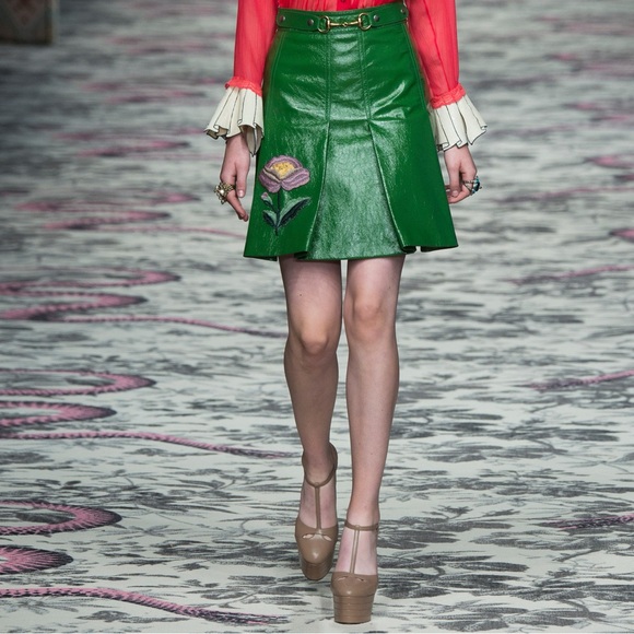 GUCCI
Malaga Kid T Strap Platform Pumps 40.5 Porcelain Rose size 6 nude - Picture 7 of 14